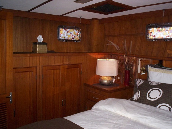 gt2 master queen cabin closet space